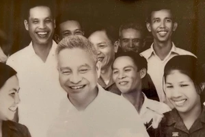 Anh hùng Nguyễn Thị Lài (ngoài cùng bên phải) và đồng chí Trần Quốc Hoàn - nguyên Bộ trưởng Công an đầu tiên trong Hội nghị tuyên dương Anh hùng các lực lượng An ninh năm 1976. (Ảnh NVCC)