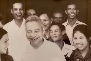 Anh hùng Nguyễn Thị Lài (ngoài cùng bên phải) và đồng chí Trần Quốc Hoàn - nguyên Bộ trưởng Công an đầu tiên trong Hội nghị tuyên dương Anh hùng các lực lượng An ninh năm 1976. (Ảnh NVCC)