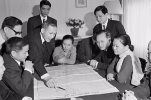 Đoàn đại biểu Mặt trận Dân tộc Giải phóng miền nam Việt Nam (sau đó là Chính phủ Cách mạng lâm thời Cộng hòa miền nam Việt Nam) trao đổi tại trụ sở của đoàn ở thủ đô Paris, tháng 1/1969. (Ảnh tư liệu)