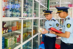 Lực lượng quản lý thị trường tỉnh Thanh Hóa rà soát sản phẩm thuốc, thực phẩm dinh dưỡng, thực phẩm bảo vệ sức khỏe. (Ảnh LƯU QUYÊN)