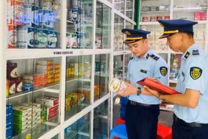 Lực lượng quản lý thị trường tỉnh Thanh Hóa rà soát sản phẩm thuốc, thực phẩm dinh dưỡng, thực phẩm bảo vệ sức khỏe. (Ảnh LƯU QUYÊN)