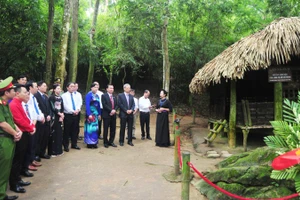 Cán bộ làm công tác dân vận của tỉnh Tuyên Quang báo công dâng Bác tại lán Nà Nưa.