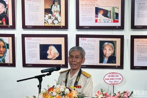 Đại tá, nhà báo, nghệ sĩ nhiếp ảnh Trần Hồng phát biểu khai mạc triển lãm.