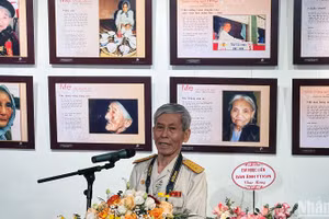 Đại tá, nhà báo, nghệ sĩ nhiếp ảnh Trần Hồng phát biểu khai mạc triển lãm.