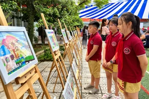 Học sinh ngắm triển lãm các bức tranh của mình và bạn học trong lễ khai giảng