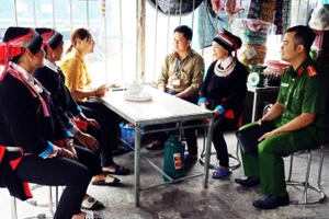 Cán bộ xã biên giới Xín Chải, huyện Vị Xuyên, tỉnh Hà Giang vận động nhân dân bảo vệ an ninh trật tự, xóa bỏ hủ tục.