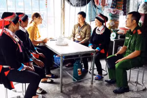 Cán bộ xã biên giới Xín Chải, huyện Vị Xuyên, tỉnh Hà Giang vận động nhân dân bảo vệ an ninh trật tự, xóa bỏ hủ tục.