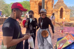 Du khách check-in dự án Yêu lắm Việt Nam.