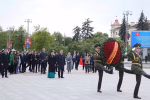 [Ảnh] Tổng Bí thư Tô Lâm đặt hoa tại Tượng đài Chiến thắng ở Thủ đô của Belarus