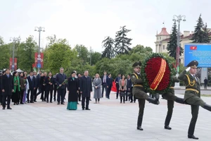 [Ảnh] Tổng Bí thư Tô Lâm đặt hoa tại Tượng đài Chiến thắng ở Thủ đô của Belarus