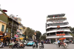  Tòa nhà với tên gọi người dân hay dùng là "Hàm Cá Mập". (Ảnh: Thế Dương)