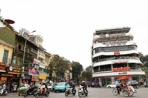  Tòa nhà với tên gọi người dân hay dùng là "Hàm Cá Mập". (Ảnh: Thế Dương)