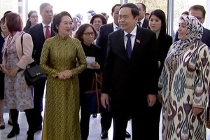 Chủ tịch Quốc hội Trần Thanh Mẫn và phu nhân thăm Đại học Phương Đông Tashkent (Ảnh: QUOCHOI.VN)