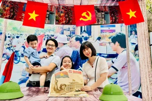 Gia đình nhỏ của Phạm Thị Linh Chi, hiện đang sinh sống ở Hai Bà Trưng, Hà Nội tại triển lãm. (Ảnh: HNV)