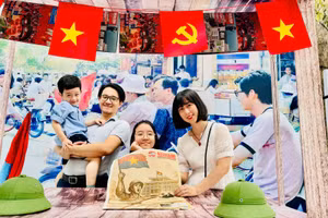 Gia đình nhỏ của Phạm Thị Linh Chi, hiện đang sinh sống ở Hai Bà Trưng, Hà Nội tại triển lãm. (Ảnh: HNV)