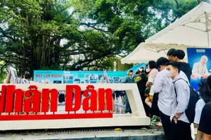 Đông đảo bạn trẻ xếp hàng để thăm quan triển lãm và nhận số báo đặc biệt về Chủ tịch Hồ Chí Minh. (Ảnh: HNV)