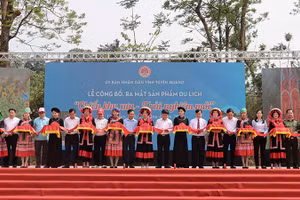 Các đại biểu cắt băng công bố, ra mắt sản phẩm du lịch “Chiến khu xưa-Trải nghiệm mới”.