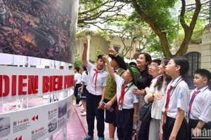 Đoạt giải Nhất cuộc thi tìm hiểu về Chiến dịch Điện Biên Phủ cấp trường, lớp 6A1 được Trường trung học cơ sở Lê Lợi lựa chọn là lớp đầu tiên trải nghiệm triển lãm.