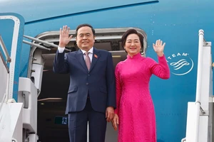 Chủ tịch Quốc hội Trần Thanh Mẫn và Phu nhân Nguyễn Thị Thanh Nga thăm chính thức Cộng hòa Uzbekistan từ ngày 5-8/4. (Ảnh: TTXVN)