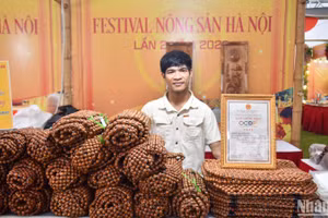 Rèm hạt gỗ Hương, Hà Nội, sản phẩm OCOP 4 sao. (Ảnh: NHẬT QUANG)