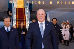 Thủ tướng New Zealand Christopher Luxon đã đến Hà Nội, bắt đầu thăm chính thức Việt Nam và dự Diễn đàn Tương lai ASEAN lần thứ hai. (Ảnh: TTXVN)