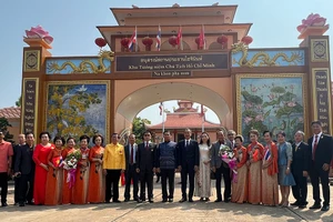 Đại sứ Phan Chí Thành, Tỉnh trưởng Nakhon Phanom cùng bà con kiều bào trước Khu tưởng niệm Chủ tịch Hồ Chí Minh ở Nakon Phanom.