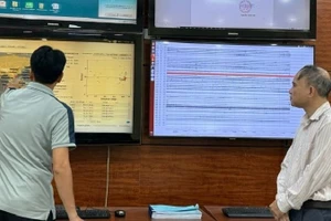 Các cán bộ của Trung tâm Báo tin Động đất và cảnh báo sóng thần (Viện Vật lý Địa cầu) theo dõi các trận động đất trên hệ thống.