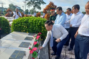 Đồng chí Nguyễn Trọng Nghĩa cùng Đoàn công tác viếng Nghĩa trang liệt sĩ.