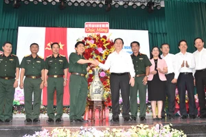 Đồng chí Nguyễn Trọng Nghĩa cùng đoàn công tác tặng hoa, quà chúc mừng Bệnh viện Quân y 120.