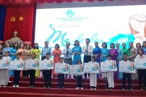 Trao tặng học bổng cho các trẻ em mồ côi.