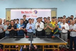 Ban tổ chức Giải vô địch bóng bàn quốc gia Báo Nhân Dân trao bàn bóng bàn tặng Trường đại học Thể dục Thể thao Đà Nẵng. (Ảnh: DUY LINH)