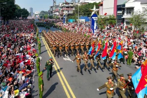 Đoàn diễu binh, diễu hành trên đường phố trong sự chào đón của hàng chục nghìn người dân. (Ảnh: TUẤN HUY)