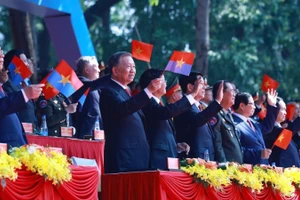 Các đồng chí lãnh đạo, nguyên lãnh đạo Đảng, Nhà nước và bạn bè quốc tế dự buổi lễ. (Ảnh TTXVN)