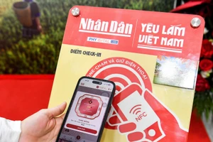 Chỉ cần chạm điện thoại, du khách có thể mở ra một không gian số với nhiều tính năng được tích hợp.