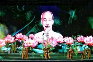 Chương trình nghệ thuật đặc biệt với chủ đề “Hồ Chí Minh - Người là niềm tin tất thắng” cũng là lời chào, khép lại Lễ hội Làng Sen toàn quốc 2025.