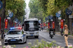 Cảnh sát giao thông Hà Nội làm nhiệm vụ dẫn đoàn và bảo đảm giao thông trên địa bàn Thủ đô. (Ảnh: TRƯỜNG THẮNG)