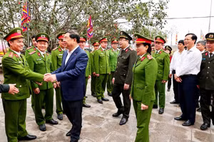 Đồng chí Phạm Gia Túc, Bí thư Tỉnh ủy Nam Định động viên các lực lượng làm nhiệm vụ bảo đảm an ninh, trật tự Lễ khai ấn Đền Trần.