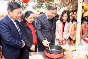 Các đại biểu trải nghiệm tại một số gian ẩm thực mang bản sắc truyền thống Thành Nam.