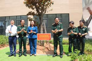 Phó Chủ tịch nước Võ Thị Ánh Xuân cùng các đại biểu trồng cây lưu niệm tại khuôn viên Bệnh viện Quân y 175.