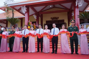 Các đại biểu cắt băng khánh thành Đền thờ Anh hùng, Liệt sĩ Rừng Sác-Cần Giờ.
