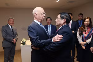 [Ảnh] Thủ tướng gặp Người sáng lập kiêm Chủ tịch Điều hành WEF