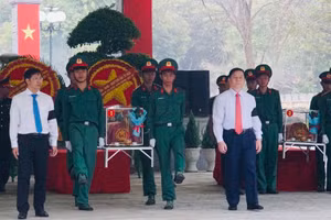 Đồng chí Nguyễn Trọng Nghĩa (phải) và Bí thư Tỉnh ủy, Chủ tịch HĐND tỉnh Tây Ninh Nguyễn Thành Tâm (trái) di an hài cốt liệt sĩ đến nơi an táng. Ảnh: TTXVN