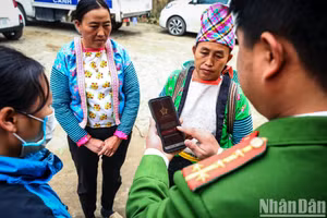 Công an xã Hua Thanh, huyện Điện Biên, tỉnh Điện Biên hướng dẫn cài đặt phần mềm VNeID cho nhân dân trên địa bàn. Ảnh: THÀNH ĐẠT