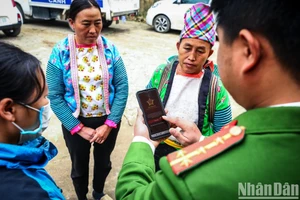 Công an xã Hua Thanh, huyện Điện Biên, tỉnh Điện Biên hướng dẫn cài đặt phần mềm VNeID cho nhân dân trên địa bàn. Ảnh: THÀNH ĐẠT