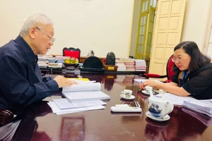 Tổng Bí thư Nguyễn Phú Trọng và bà Phạm Thị Thinh trong một buổi trao đổi về nội dung bản thảo. (Ảnh: NXB Chính trị quốc gia Sự thật)