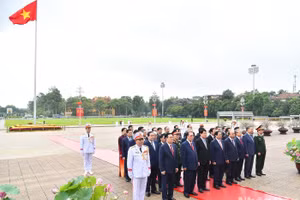 Các đồng chí lãnh đạo, nguyên lãnh đạo Đảng, Nhà nước thành kính tưởng nhớ công lao to lớn của Chủ tịch Hồ Chí Minh.