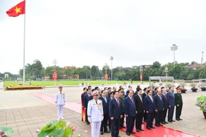 Các đồng chí lãnh đạo, nguyên lãnh đạo Đảng, Nhà nước thành kính tưởng nhớ công lao to lớn của Chủ tịch Hồ Chí Minh.