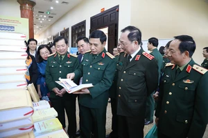 Đại tướng Phan Văn Giang, Ủy viên Bộ Chính trị, Bộ trưởng Bộ Quốc phòng cùng các đại biểu tham quan sách tại Tọa đàm khoa học: Quán triệt tư tưởng chỉ đạo trong Cuốn sách “Kiên quyết, kiên trì đấu tranh phòng, chống tham nhũng, tiêu cực, góp phần xây dựng Đảng và Nhà nước ta ngày càng trong sạch, vững mạnh” của Tổng Bí thư Nguyễn Phú Trọng vào thực hiện thắng lợi sự nghiệp quân sự, quốc phòng, bảo vệ Tổ quốc hiện nay_Nguồn: mod.gov.vn