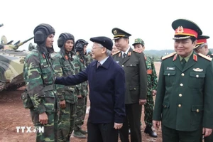 Ngày 19/11/2017, Tổng Bí thư Nguyễn Phú Trọng, Bí thư Quân ủy Trung ương và đại biểu các ban, bộ, ngành Trung ương đã đến thăm, kiểm tra tổng hợp công tác huấn luyện, sẵn sàng chiến đấu của một số đơn vị tại Trường bắn Quốc gia khu vực 1. Ảnh: TTXVN