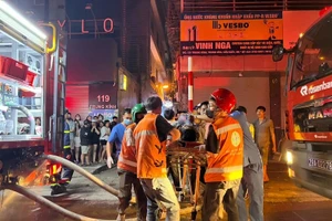 Lực lượng chức năng đưa nạn nhân ra khỏi khỏi đám cháy. 